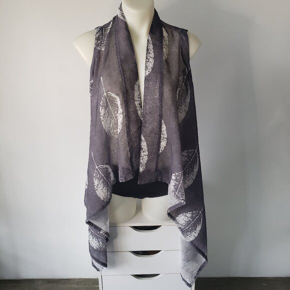 Gorgeous Grey + White Screen Printed Leaf on Linen Look Woven Fabric Vest - Picture 3 of 16